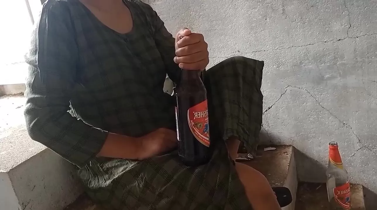 Desi local rendi outdoor drinking beer pissing beer bottle watch online