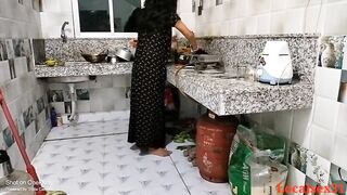 Indian Desi maid kitchen main khana bna rhi thi budhe man ne thok di - 2 image