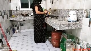 Indian Desi maid kitchen main khana bna rhi thi budhe man ne thok di - 3 image