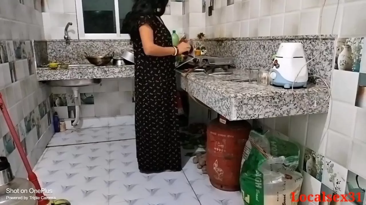 Porn Khana Banate - Indian Desi maid kitchen main khana bna rhi thi budhe man ne thok di watch  online