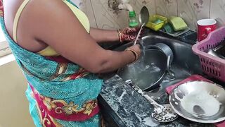 Bartan dho rahi Kamwali Bai ko sahab ne choda - 4 image