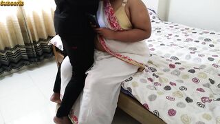 (selfie lete hue Hot Aunty ko Jabardasti Chudai) Neighbor Stripping her saree & fucked in bed - Indian Desi Aunty - 4 image