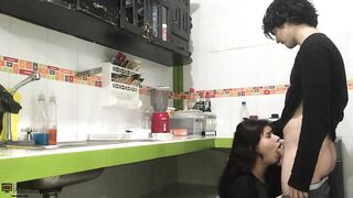 find my girlfriend very horny and I fuck her in the kitchen - Porn in Spanish - 8 image