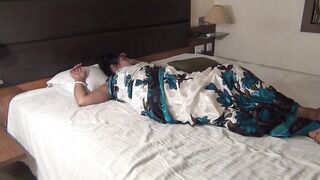 Desi saree girl Riya masturbate on bed - 3 image