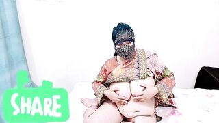 Desi Aunty Apni Moti Gand main ungli kr rahi hai - 2 image