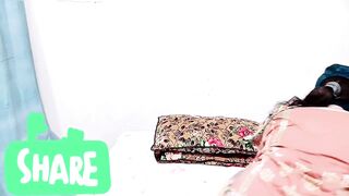 Desi Aunty Apni Moti Gand main ungli kr rahi hai - 4 image