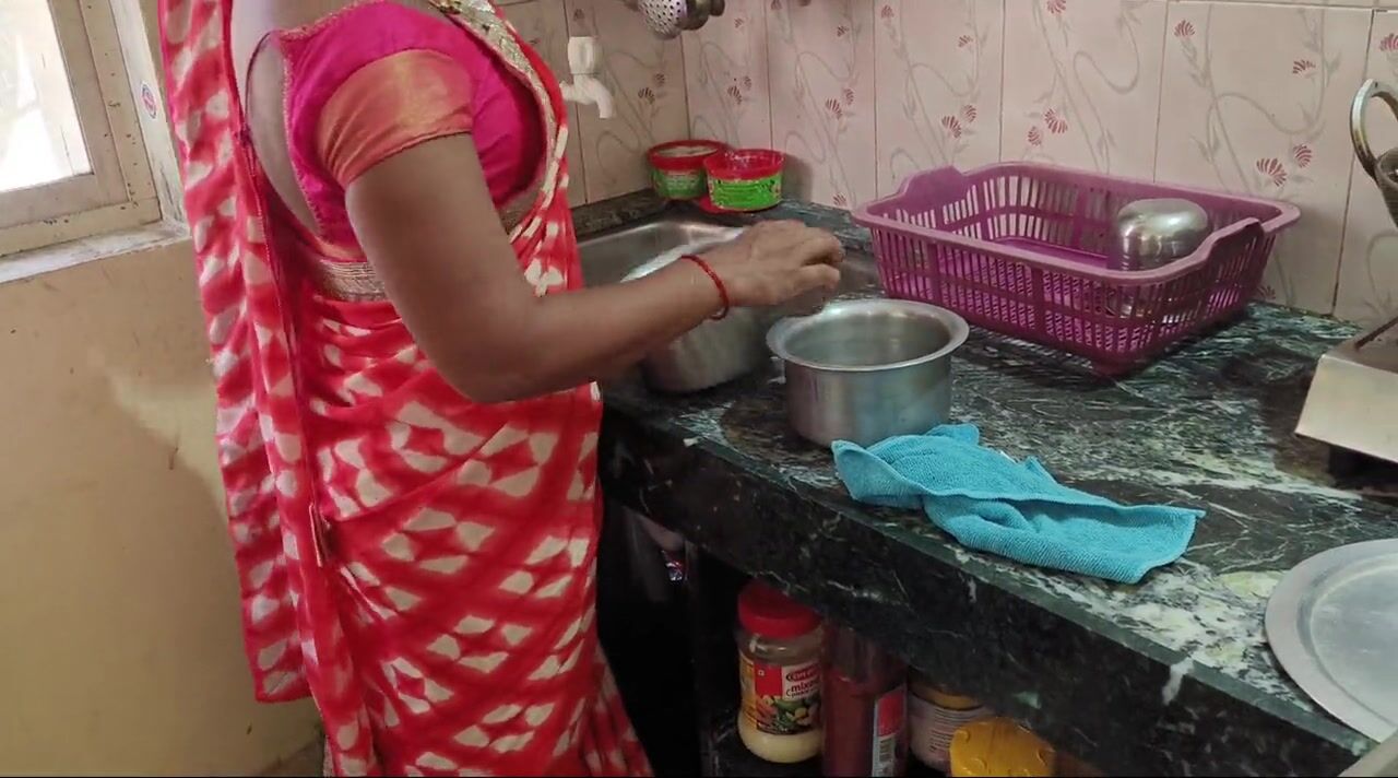 Desi bhabhi ne kitchen me apne naukar ke sath Kiya Ganda kam watch online