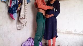 desi pati ne apanee patnee ko ek chhote see kamrai mein choda - 1 image