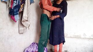 desi pati ne apanee patnee ko ek chhote see kamrai mein choda - 2 image