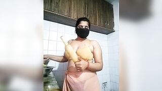 Bhabi ne kitchen me beth kar apni pussy pamping kari - 13 image