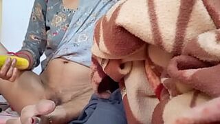 Indian sexy dever ne sakshi bhabi ko apni chut mein kheera dalte dekh liya - 1 image