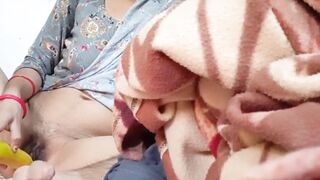 Indian sexy dever ne sakshi bhabi ko apni chut mein kheera dalte dekh liya - 9 image