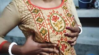 Desi bhabhi showing pussy || indian bhabhi ko jamkar chudai ||