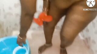 Tamil Desi aunty show our boobs and washing our body with bothroom - 4 image