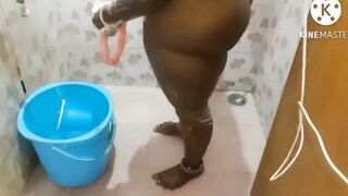 Tamil Desi aunty show our boobs and washing our body with bothroom - 6 image