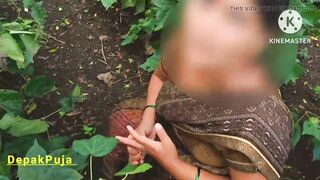 Desi village girlfriend boyfriend went to the farm and pressed her boobs in the cotton field and showed her full pussy and he urinated.