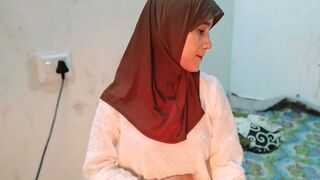 Jawan Muslim girl ko abbu ne ghori bna kar choda - 1 image