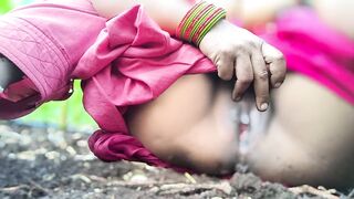 Khet Mein Bhabhi Ne Finger Se Nikala Oot Pani - 10 image