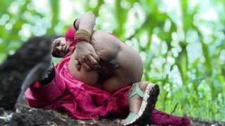 Khet Mein Bhabhi Ne Finger Se Nikala Oot Pani