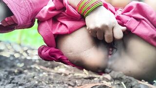 Khet Mein Bhabhi Ne Finger Se Nikala Oot Pani - 9 image