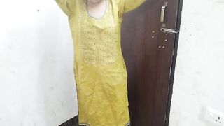 Jawan step sister ne apni dudh daba daba kar dikhai - 1 image