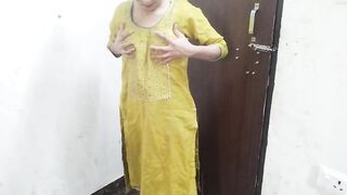 Jawan step sister ne apni dudh daba daba kar dikhai - 2 image