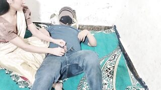 Step bhai hila rha tha step sister pakar li aur boli chodne ke liye - 4 image