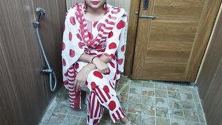 Hindi Teen Stepson Sneakes Behind Stepmom Changing Clothes and She Likes This in Hindi Audio