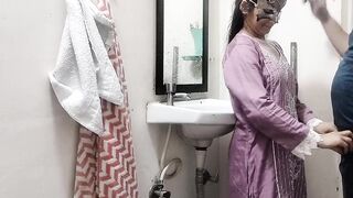 Sister in law ko bathroom ke paas pakad ke jabar dasti pela - 6 image