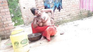 Indian bhabhi nothing, desi bhabhi kaise chat me apni chut Sabun se saf kar rhi h - 3 image
