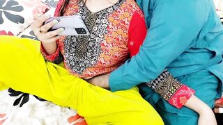 PAKISTANI REAL HUSBAND WIFE WATCHING DESI PORN ON MOBILE THAN HAVE ANAL SEX , CLEAR HINDI AUDIO - 2 image