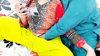 PAKISTANI REAL HUSBAND WIFE WATCHING DESI PORN ON MOBILE THAN HAVE ANAL SEX , CLEAR HINDI AUDIO - 3 image