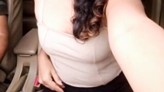 Car me bethe bethe girlfriend ko garam kiya or phir usko boobs dabakar or choot masal ke maja diya