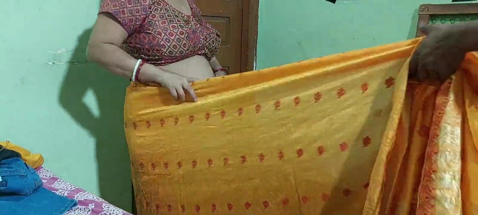 Today Salu Bhabhi was looking hot in a yellow saree pic