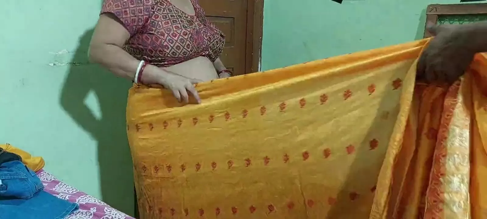 Today Salu Bhabhi was looking hot in a yellow saree. husband fucks a lot  watch online