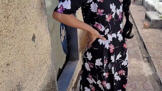 Desi bhabhi bahar thi tabhi vaha usaka padoshi aya or bhabhi ko chod diya