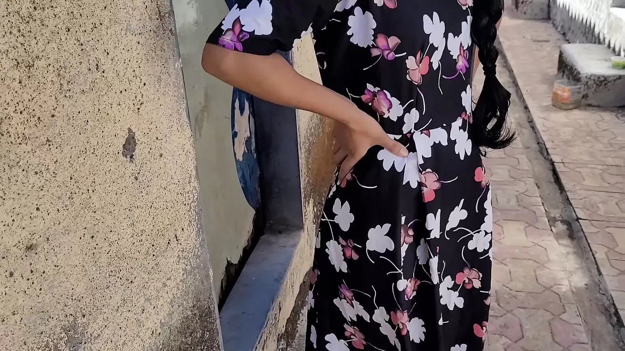 Desi bhabhi bahar thi tabhi vaha usaka padoshi aya or bhabhi ko chod diya  watch online