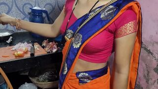 Desi bhabhi kitchen me khana bana rahi thi tabhi devar ne piche le bhabhi ki - 1 image