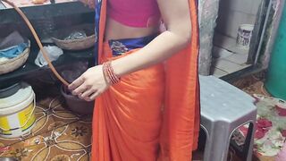 Desi bhabhi kitchen me khana bana rahi thi tabhi devar ne piche le bhabhi ki