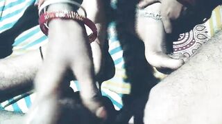 Desi village bhabhi ki tang failakar chudai kiya