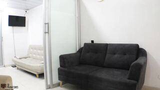 Llamo a domicilio a una prostituta brunette me la cojo hasta venirme en sus ricos senos PARTE 1 - 4 image