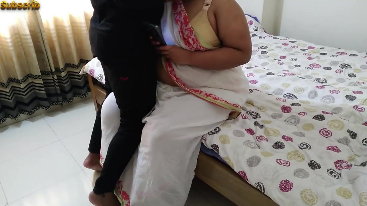 selfie lete hue Hot Aunty ko Jabardasti Chudai) Neighbor Stripping her saree  & fucked in bed - Indian Desi Aunty watch online